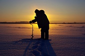 Тонкий лёд угрожает опасностью ярославским рыбакам 