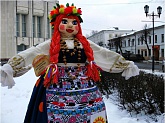В центре Ярославля установлены первые масленичные куклы