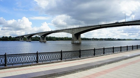 У Октябрьского моста