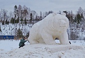 В Дёмино гостей встречает огромный белый медведь